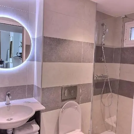S18933 - 2 Personne A Appartement Parijs